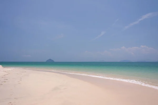 Mar de esmeralda e onda no mar de Andamão, Tailândia — Fotografia de Stock