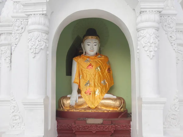 Будда в пагоде Шведагон — стоковое фото
