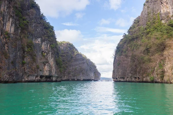 Zümrüt deniz ve rock.