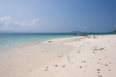 Sahilde küçük kayalar.