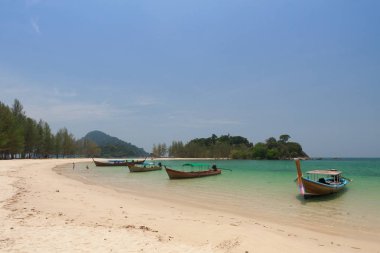 Geleneksel Tayland uzun kuyruklu teknesi 