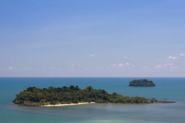 Küçük adada tropikal deniz.