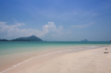 Zümrüt deniz beyaz kum plaj denizde Ranong, Tayland ile