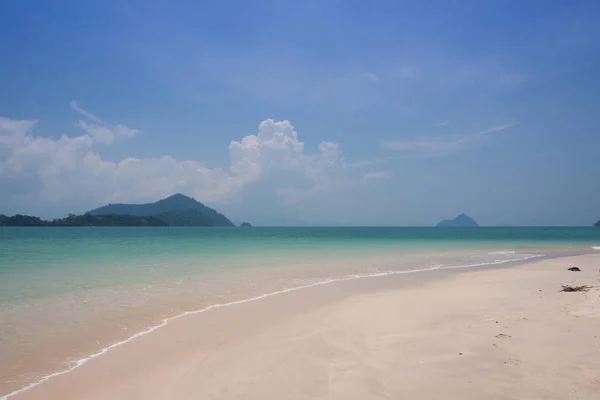 Emerald sea with white sand beach at Ranong sea , Thailand — Stock Photo, Image