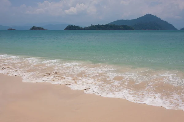 ラノーン海、タイで白い砂浜とエメラルドの海 — ストック写真