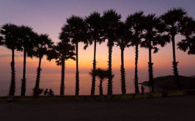 Denizin üzerinde gün batımı 