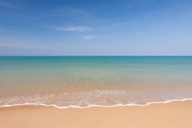 dalga ve mavi gökyüzü 