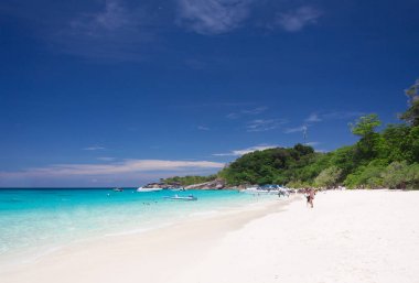 Turkuaz deniz ve Tayland at tropikal deniz mavi gökyüzünde.