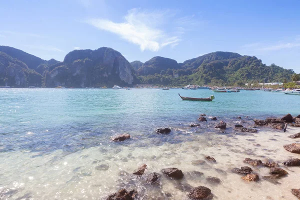 Mar retroiluminado y roca hermosa en Krabi, Tailandia — Foto de Stock