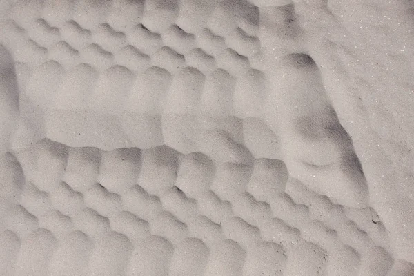 Textura de la pista de ruedas sobre arena blanca . —  Fotos de Stock