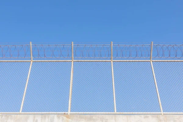 Seguridad con una cerca de alambre de púas — Foto de Stock