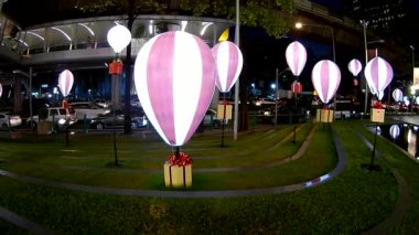 Bangkok Tayland: Aralık 13.2017:Christmas ışıkları ve gece süslemeleri 