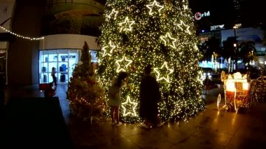 Bangkok Tayland: Aralık 13.2017:Christmas ışıkları ve gece süslemeleri 