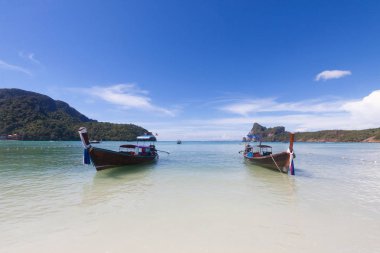 Geleneksel Tayland uzun kuyruklu teknesi 