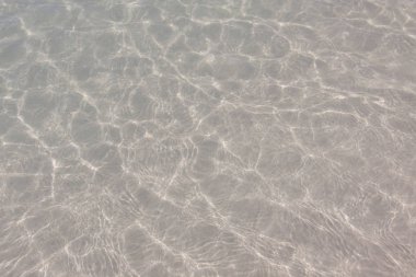 Açık su yüzeyi beyaz kum ile.