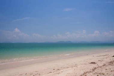 Zümrüt deniz ve güzel gökyüzü.