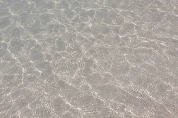 Καθαρό νερό επιφάνεια με λευκή άμμο. — Φωτογραφία Αρχείου