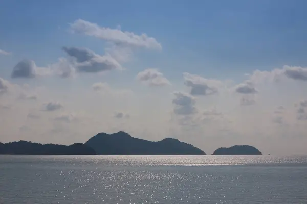クラビ、タイでバックライト付き海 — ストック写真