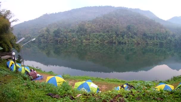 Camping Tent Buurt Van Rivier Kwai Kanchanaburi Thailand — Stockvideo