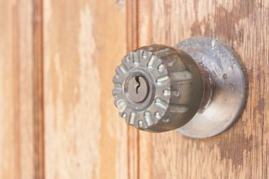 Eski ahşap kapının metal sapı.