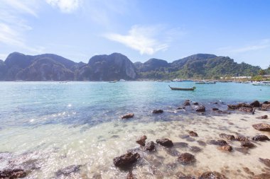 Arkadan aydınlatmalı deniz ve güzel rock, Krabi, Tayland