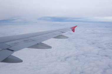 Bulutların üzerinde uçan uçağın kanadı .
