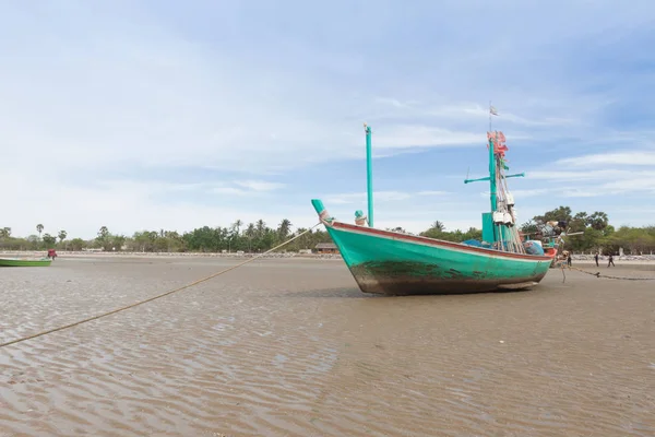 Barco de pesca de madeira verde — Fotografia de Stock