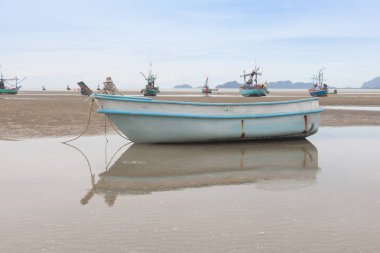 Fiberglas tekne düşük tide plajda yansıması .