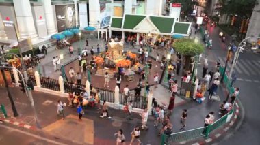 Bangkok Tayland - 22 Kasım 2019: Bangkok, Tayland 'daki Ratchaprasong Kavşağındaki Erawan Tapınağı.