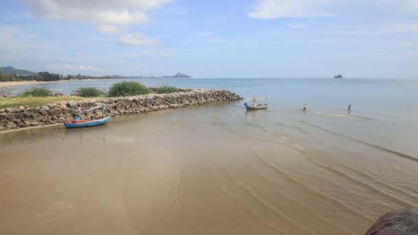 Time Lapse Bateau Pêche Sur Plage Avec Ciel Bleu Thaïlande — Video