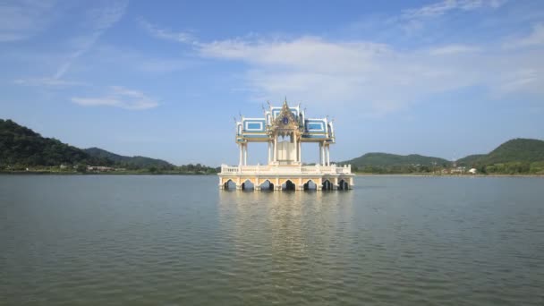 Pavillon Style Thaïlandais Sur Lac Par Temps Ensoleillé Thaïlande — Video