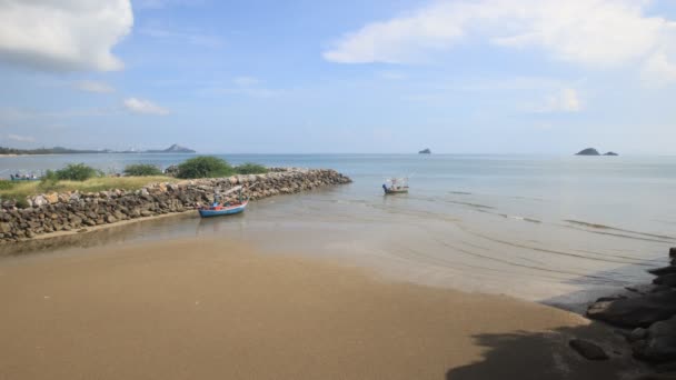 Промежуток Времени Рыбацкой Лодки Пляже Голубым Небом Таиланде — стоковое видео