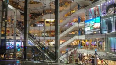 BANGKOK THAILAND - HAZİRAN 6.2020: yürüyen merdivenin zaman aşımı ve alışveriş merkezinde büyük yuvarlak bir meydanda geçen insanlar.