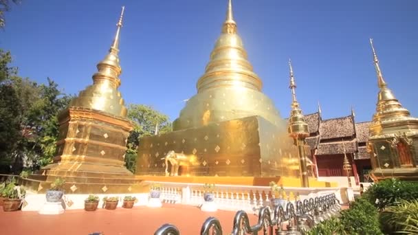 Golden Pagoda Wat Phra Singh Buddhist Temple Chiang Mai Thailand — Stockvideo