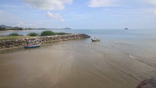 Рибний Човен Пляжі Блакитним Небом Таїланді — стокове відео