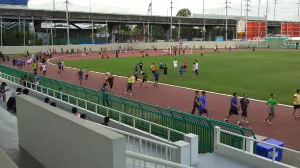 Periodo Tiempo Las Personas Que Corren Pista Atletismo — Vídeo de stock