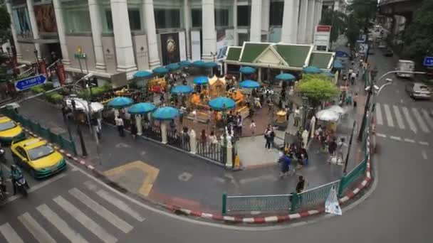 Erawan Shrine Ratchaprasong Korsning Bangkok Thailand — Stockvideo