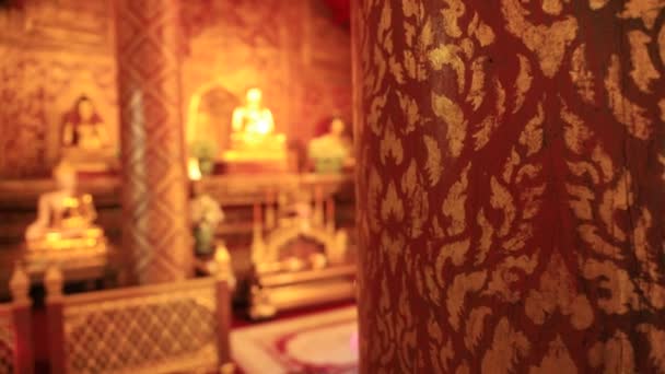 泰国清迈的Wat Phra Singh佛寺内 — 图库视频影像