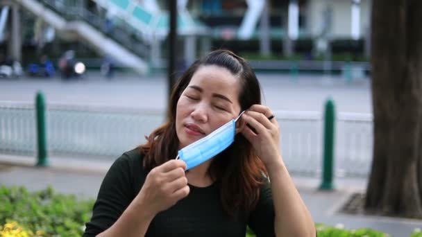 在街上戴防护面具的年轻亚洲女人的画像 健康与安全生命的概念 N1H1头牛 病毒保护 — 图库视频影像