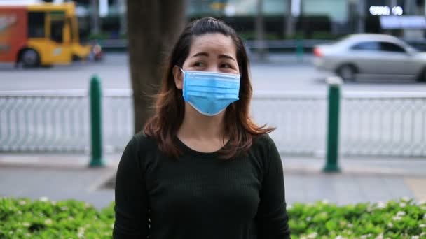 Close Retrato Uma Mulher Asiática Uma Máscara Médica Protetora Seu — Vídeo de Stock