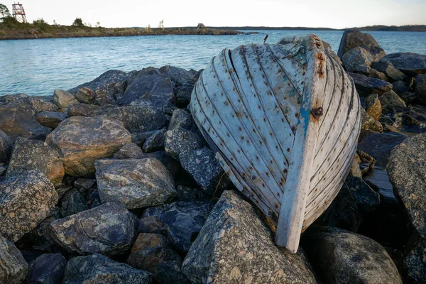 Old fishing boat on rock bay. White sea — Stock Photo, Image