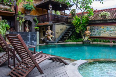 Ubud, Bali, Endonezya - 10 Ekim 2016: Ubud rahat bir otelin güzel havuzunda
