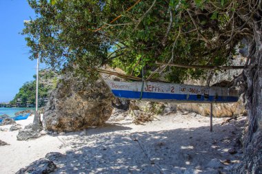 Boracay, Filipinler - 9 Mart 2016: Boracay Adası asılı eski teknede