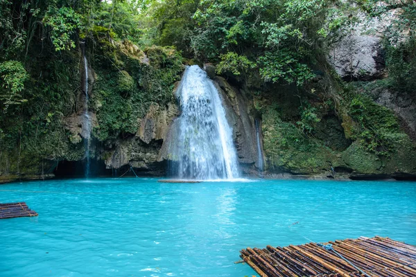 Kawasan Falls na ilha de Cebu, nas Filipinas — Fotografia de Stock