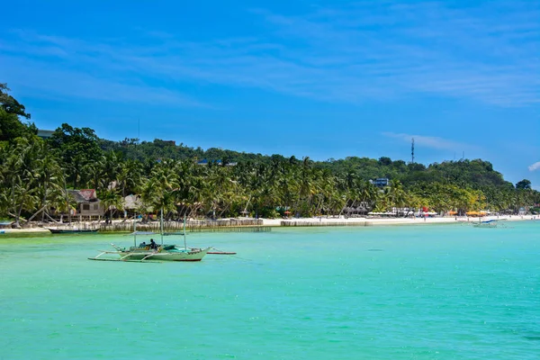 Лодка в Голубой Лагуне, остров Боракай, Филиппины — стоковое фото