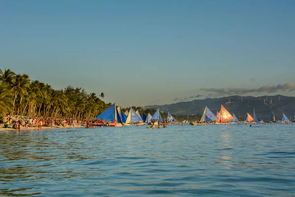 Боракай, Филиппины - 16 марта 2016 года: красочные парусники на берегу острова Боракай — стоковое фото