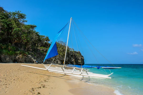 Белая лодка на пляже острова Боракай, Филиппины — стоковое фото