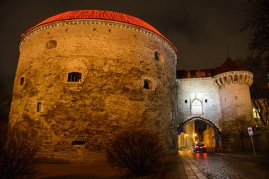 Büyük Coastal Gate ve yağ Margaret kule gece, Tallinn, Estonya