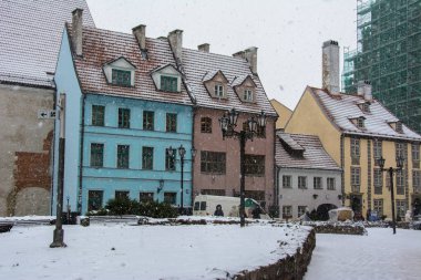 Riga Noel tatili, Letonya ana cadde üzerinde renkli evleri