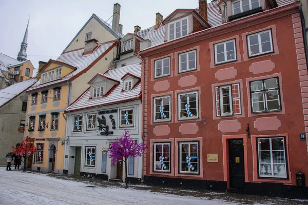 Riga, Lettonia - 5 gennaio 2015: Case colorate sulla strada principale di Riga Vacanze di Natale — Foto Stock